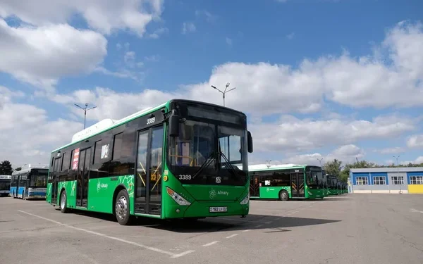 Кондуктор выпала из автобуса и скончалась на месте