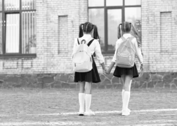 Трагедия в Алматы: две школьницы выпали из окна