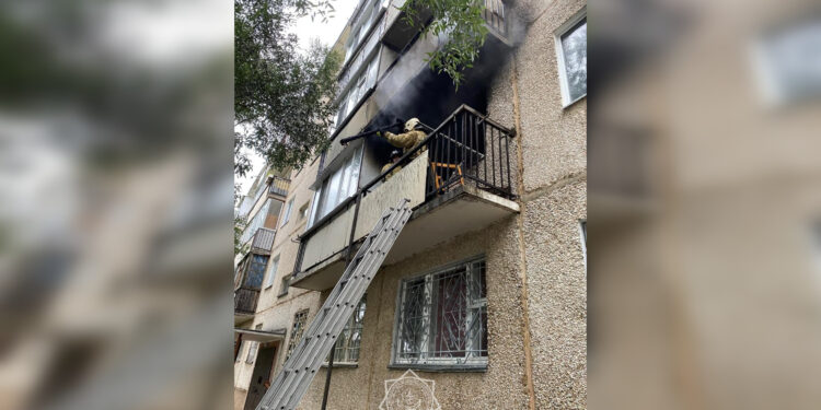 Пожарные спасли жилой дом от огня в Степногорске