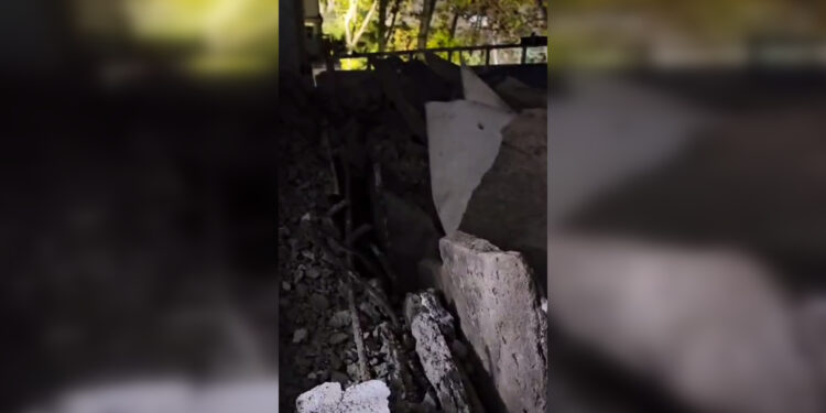 В Астане рухнул балкон с пятого этажа: женщина чудом спаслась