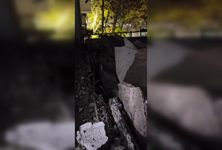 В Астане рухнул балкон с пятого этажа: женщина чудом спаслась