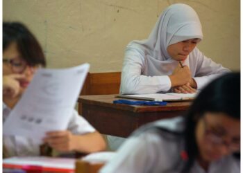 Жоғарғы сот мектепте орамал тағу заңды дегенді жоққа шығарды