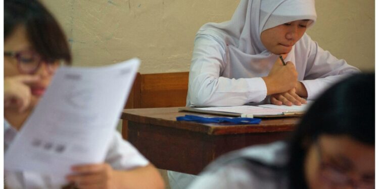 Жоғарғы сот мектепте орамал тағу заңды дегенді жоққа шығарды