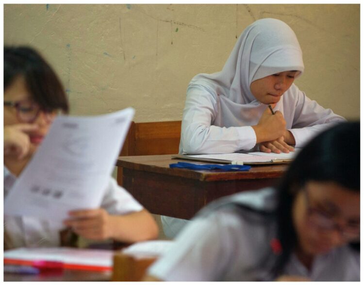 Жоғарғы сот мектепте орамал тағу заңды дегенді жоққа шығарды