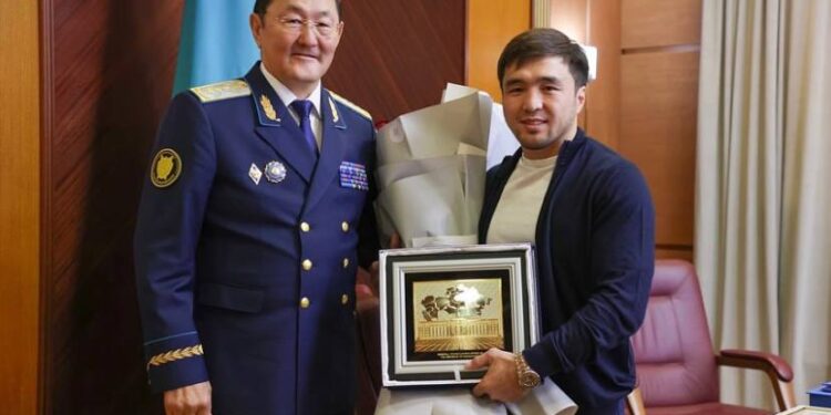 Казахстанцы возмущены встречей генпрокурора со Сметовым