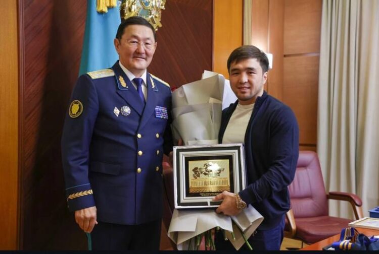 Казахстанцы возмущены встречей генпрокурора со Сметовым