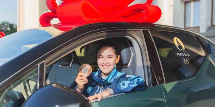 «Нужны деньги»: боксерша Назым Кызайбай продает подаренные автомобили