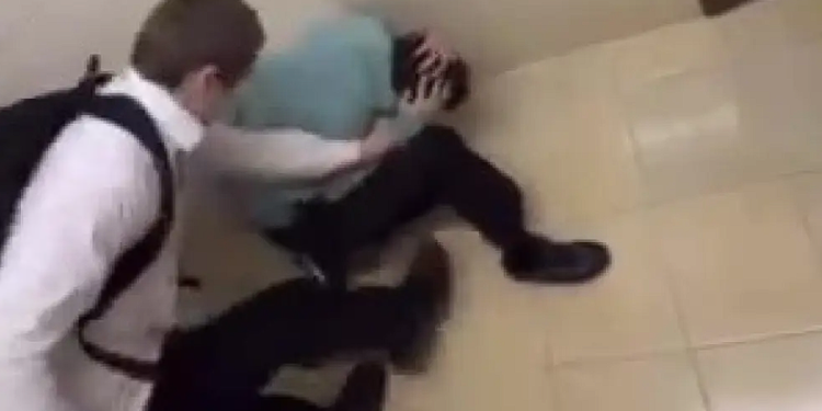 Подростки жестоко избили школьника: полиция начала расследование