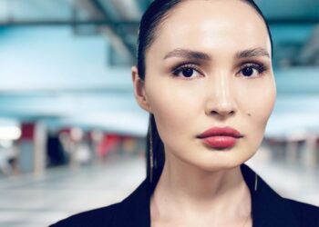 «Барымды тартып алды»: Жұлдыз Әбдікәрімова жақынымен соттасқалы жатыр