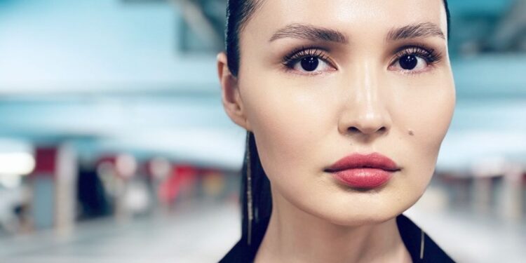 «Барымды тартып алды»: Жұлдыз Әбдікәрімова жақынымен соттасқалы жатыр