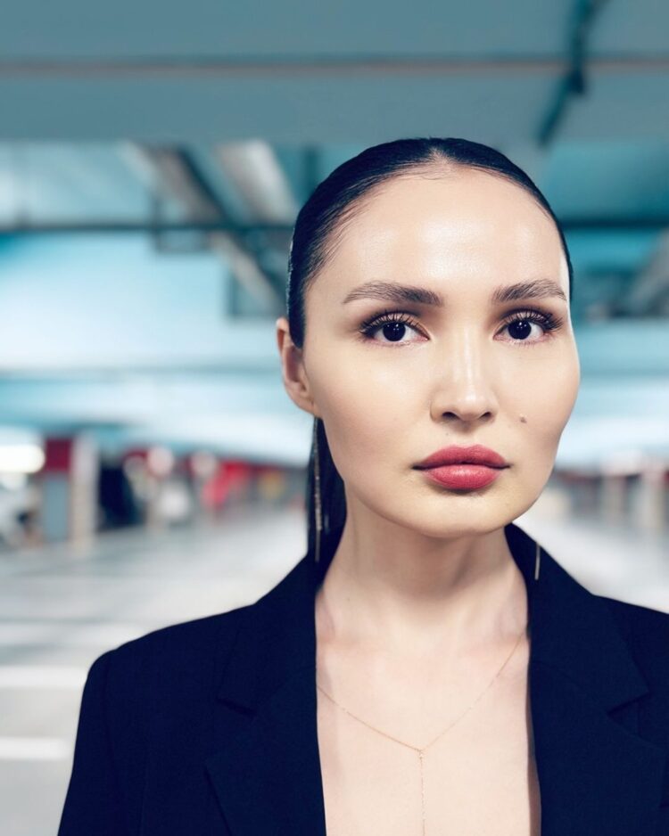 «Барымды тартып алды»: Жұлдыз Әбдікәрімова жақынымен соттасқалы жатыр