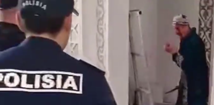 Вооруженный ножом мужчина угрожал прихожанам в мечети Астаны