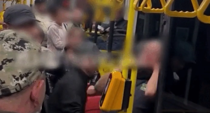 Трое мужчин избили пассажира и водителя автобуса