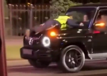 Gelandewagen прокатил на капоте полицейского