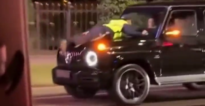 Gelandewagen прокатил на капоте полицейского