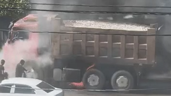 В Алматы загорелся самосвал: проезжающие мимо водители потушили огонь