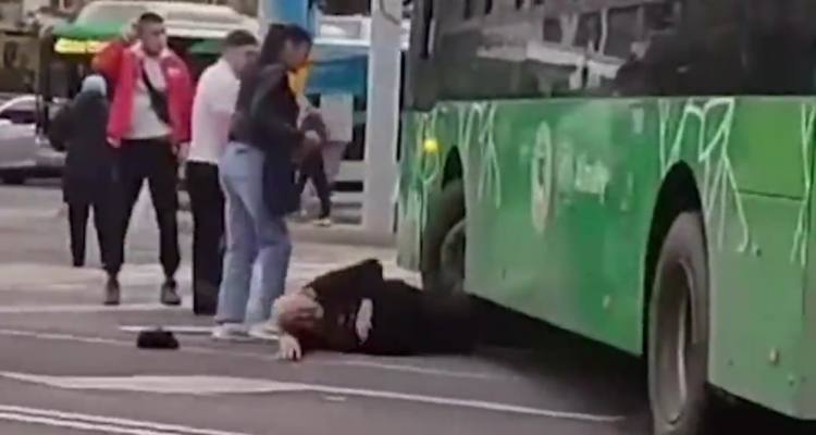 Автобус наехал на пенсионера в Алматы