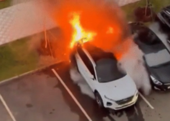 Автомобиль загорелся в Астане и зацепил стоящую рядом легковушку