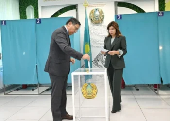 Ерболат Досаев АЭС құрылысы бойынша референдумда дауыс берді