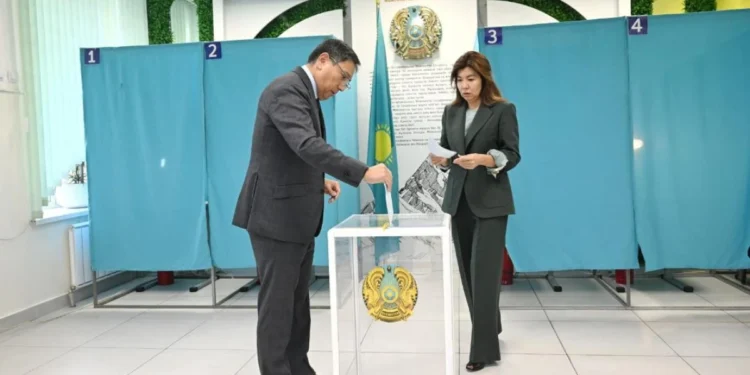 Ерболат Досаев АЭС құрылысы бойынша референдумда дауыс берді