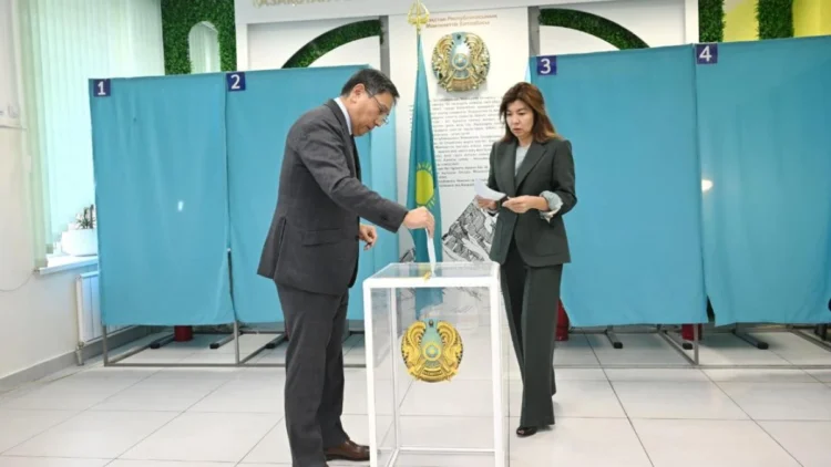 Ерболат Досаев АЭС құрылысы бойынша референдумда дауыс берді