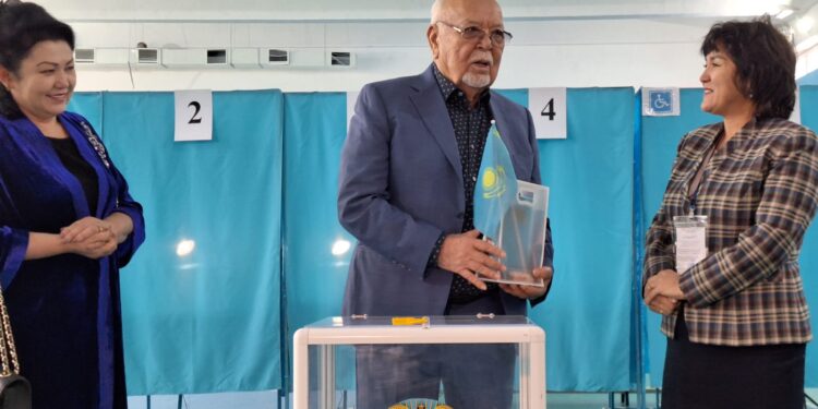 «Ел өркендеуі керек»: Асанәлі Әшімов референдумда дауыс берді