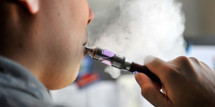 Оралда электронды темекі сатушыға айыппұл салынды