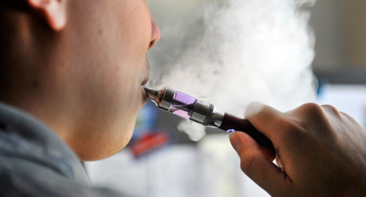 Оралда электронды темекі сатушыға айыппұл салынды