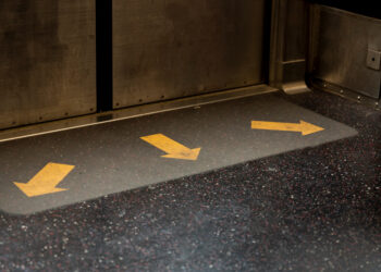 Алматинка превратила подъезд в туалет