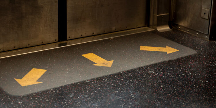 Алматинка превратила подъезд в туалет