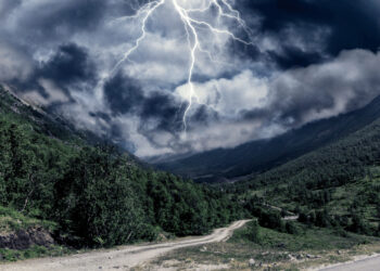 Штормовое предупреждение объявили в Казахстане