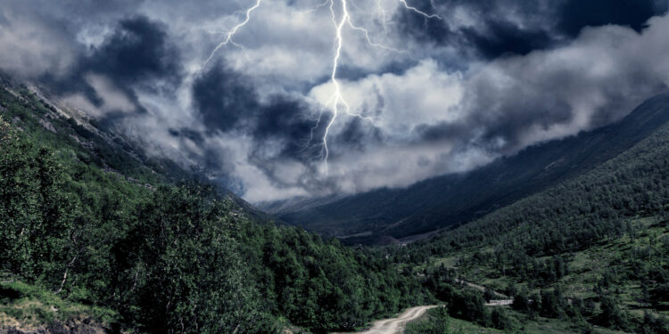 Штормовое предупреждение объявили в Казахстане