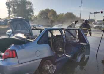 В Актобе огнеборцы быстро ликвидировали пожар в легковом автомобиле