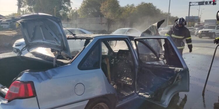 В Актобе огнеборцы быстро ликвидировали пожар в легковом автомобиле