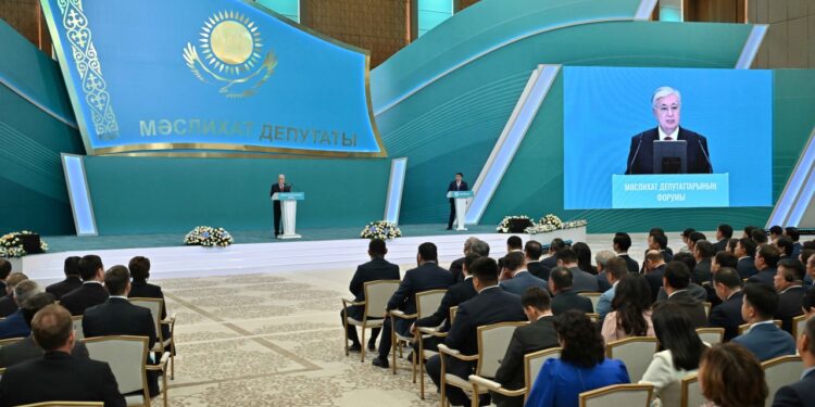 Президент: Бала смартфон пайдаланған кезде қатаң қадағалау қажет