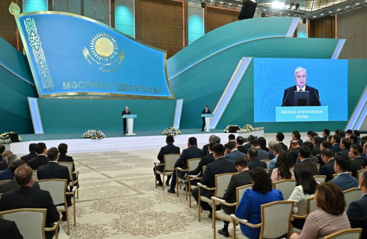 Президент: Бала смартфон пайдаланған кезде қатаң қадағалау қажет