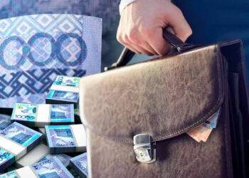 Қазақстандықтар шенеуніктердің жалақысын қысқарта алады