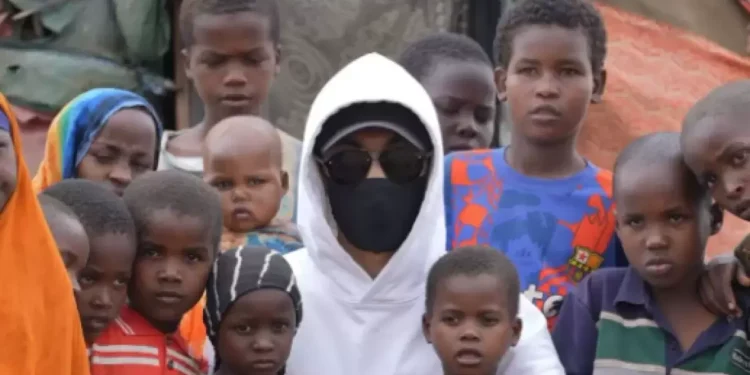 «Бетперде киген адам» Африкаға барып, құдық қазып берген