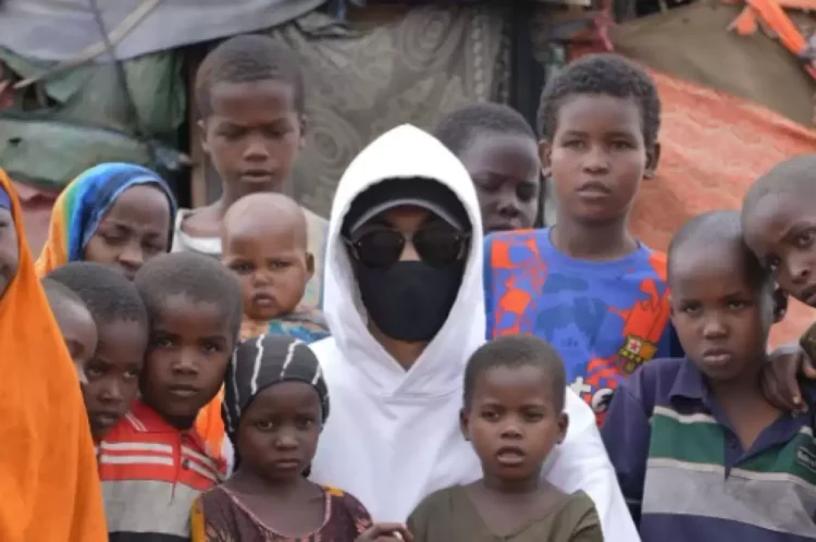 «Бетперде киген адам» Африкаға барып, құдық қазып берген