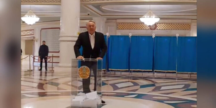 Нұрсұлтан Назарбаев та референдумда дауыс берді