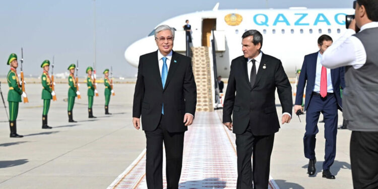 Тоқаев ресми сапармен Түрікменстанға келді