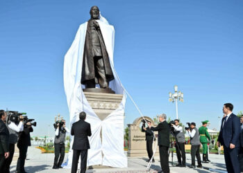 Тоқаев пен Бердімұхамедов Ашхабадта Абай ескерткішін ашты