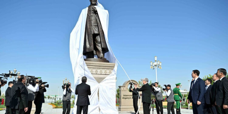 Тоқаев пен Бердімұхамедов Ашхабадта Абай ескерткішін ашты
