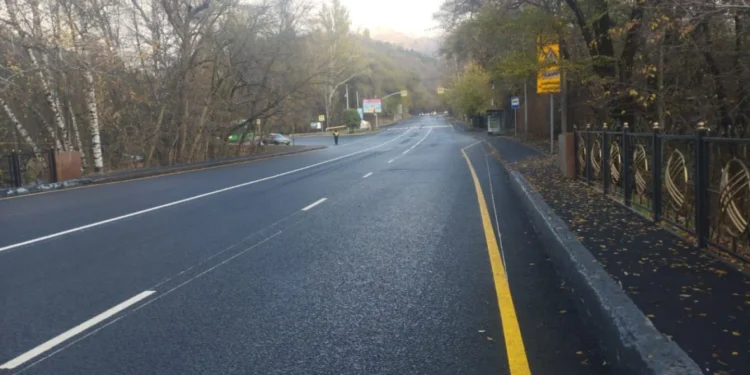 Алматыдағы «Медеуге» дейінгі жол 14 жылда алғаш рет жөнделді