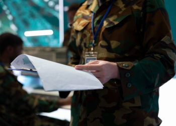 Военнослужащих арестовали за мобильный телефон на территории части