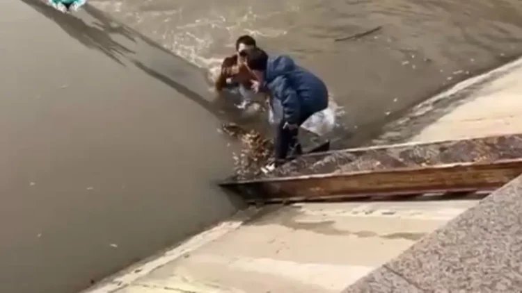 Алматыда ер адам өзенге құлаған баланы құтқарып қалды