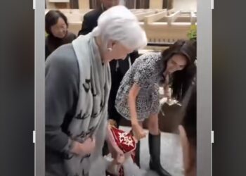 Мать Илона Маска провела обряд «тусау кесер»