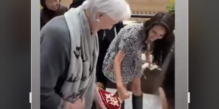 Мать Илона Маска провела обряд «тусау кесер»