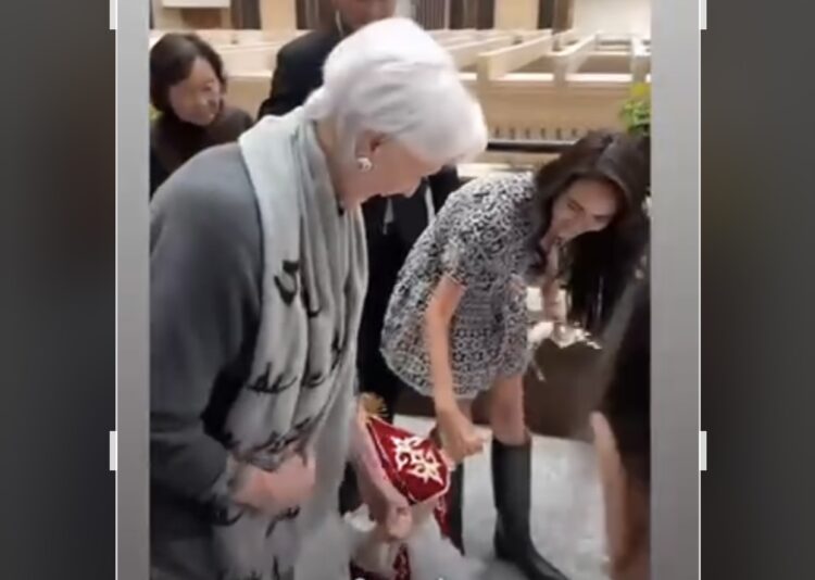 Мать Илона Маска провела обряд «тусау кесер»