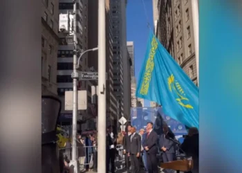 Республика күніне орай Қазақстанның туы Нью-Йорк төрінде көкке көтерілді